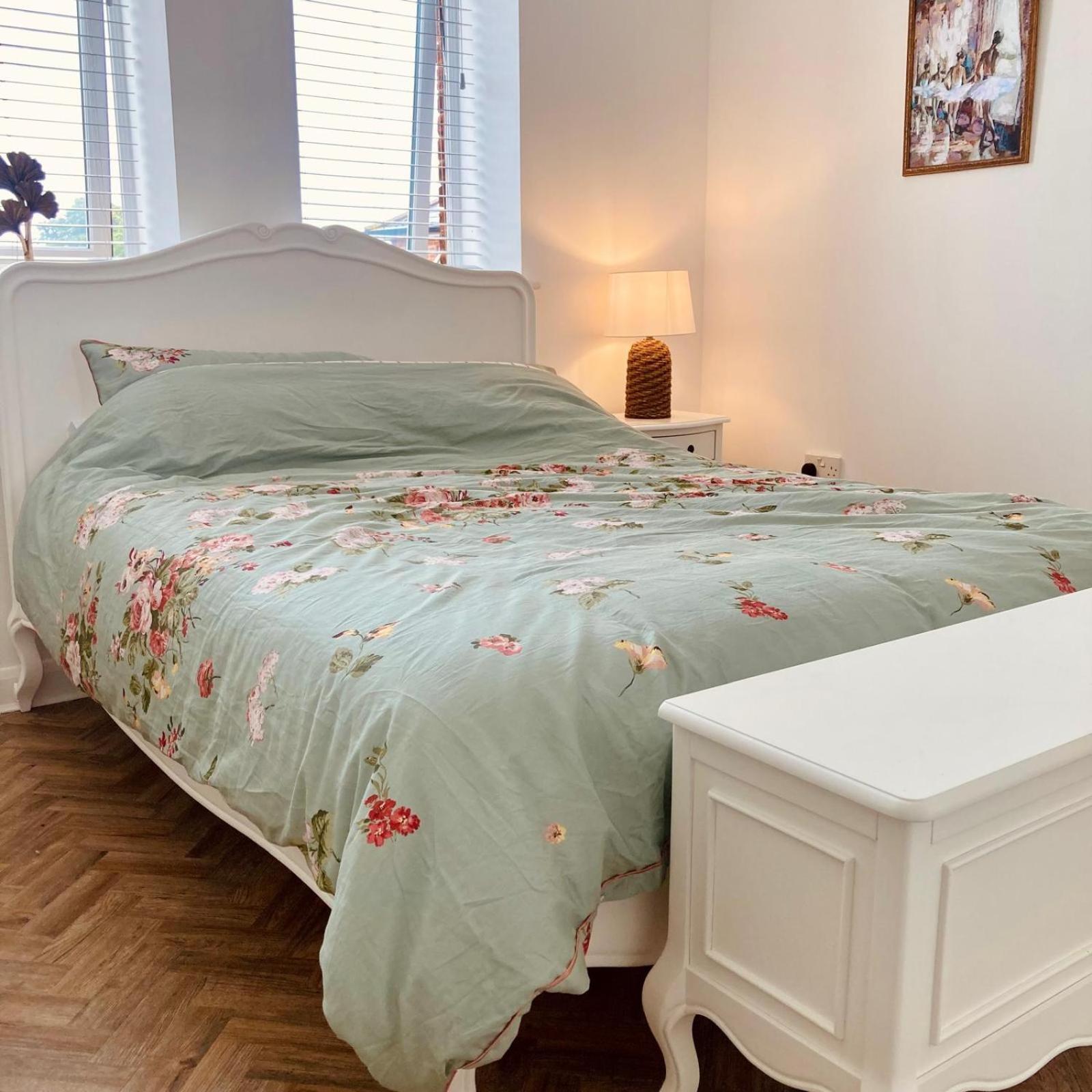 Spacious In With Parking Apartment
