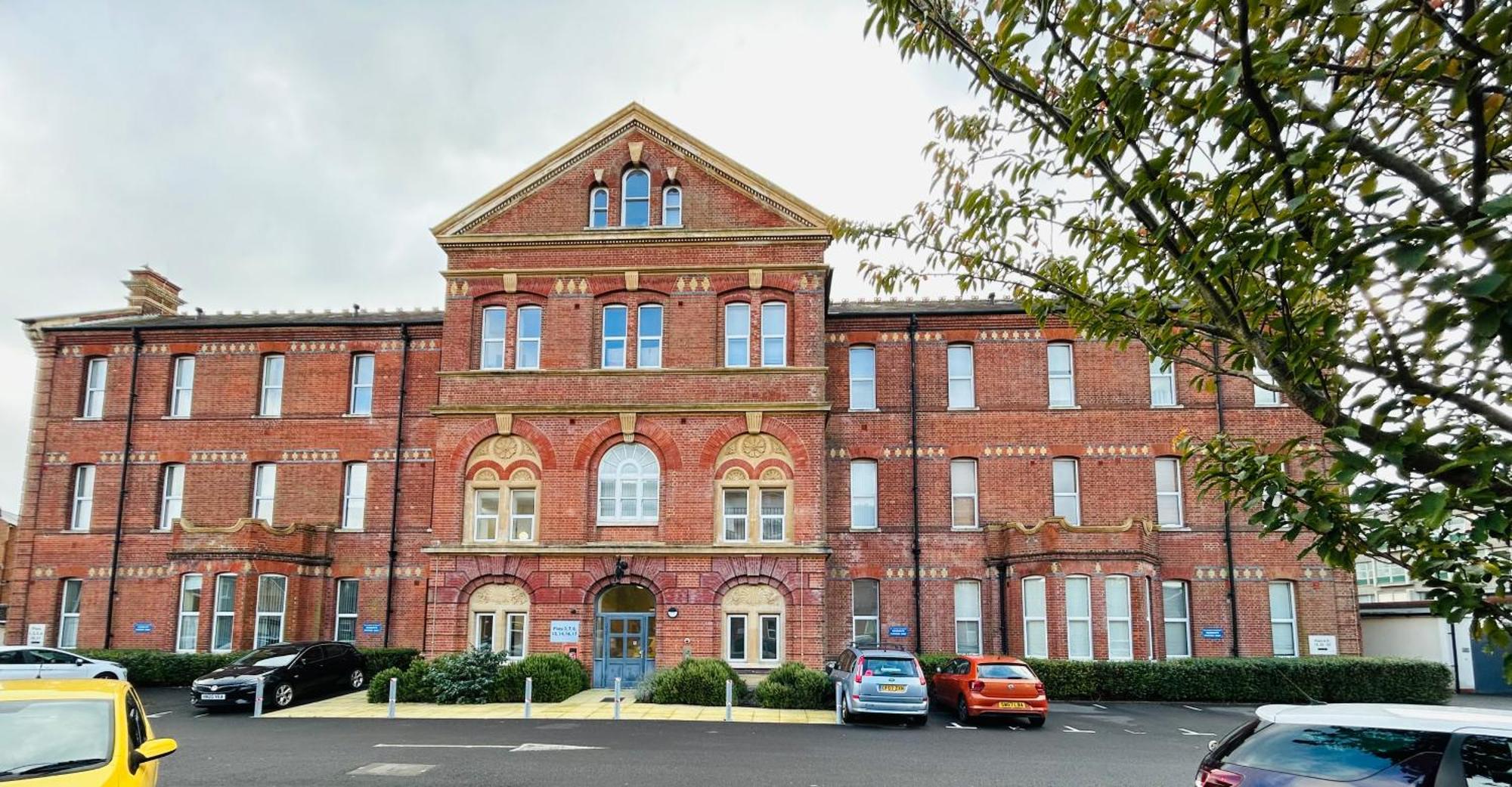 Apartment Spacious In With Parking *