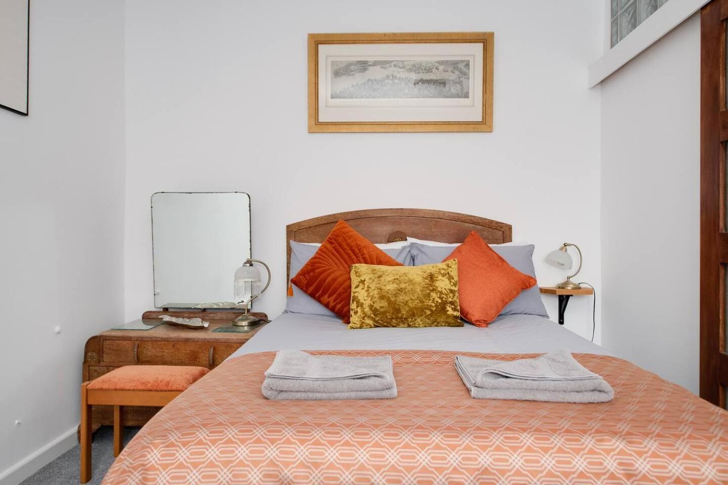 Ferryman By Places To Be Apartment