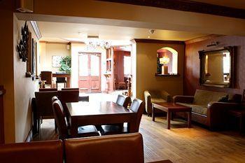 Apartment Ashby's Gastropub & Boutique *