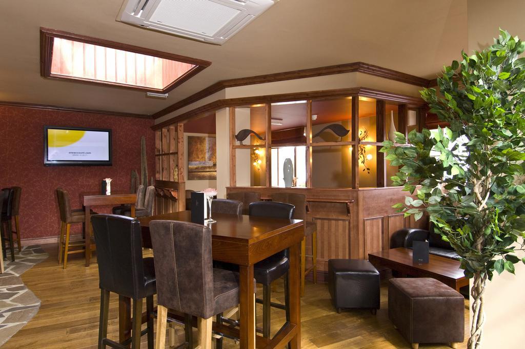 Apartment Ashby's Gastropub & Boutique