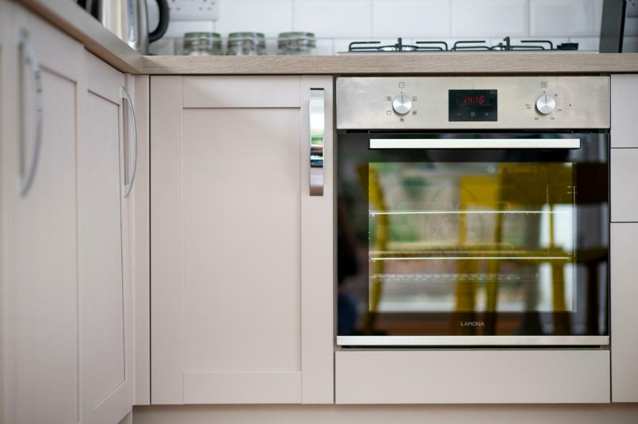 Apartment Flat B - Ground Floor, 2 Bedroom, 2 Bathroom With Garden In Southsea, *