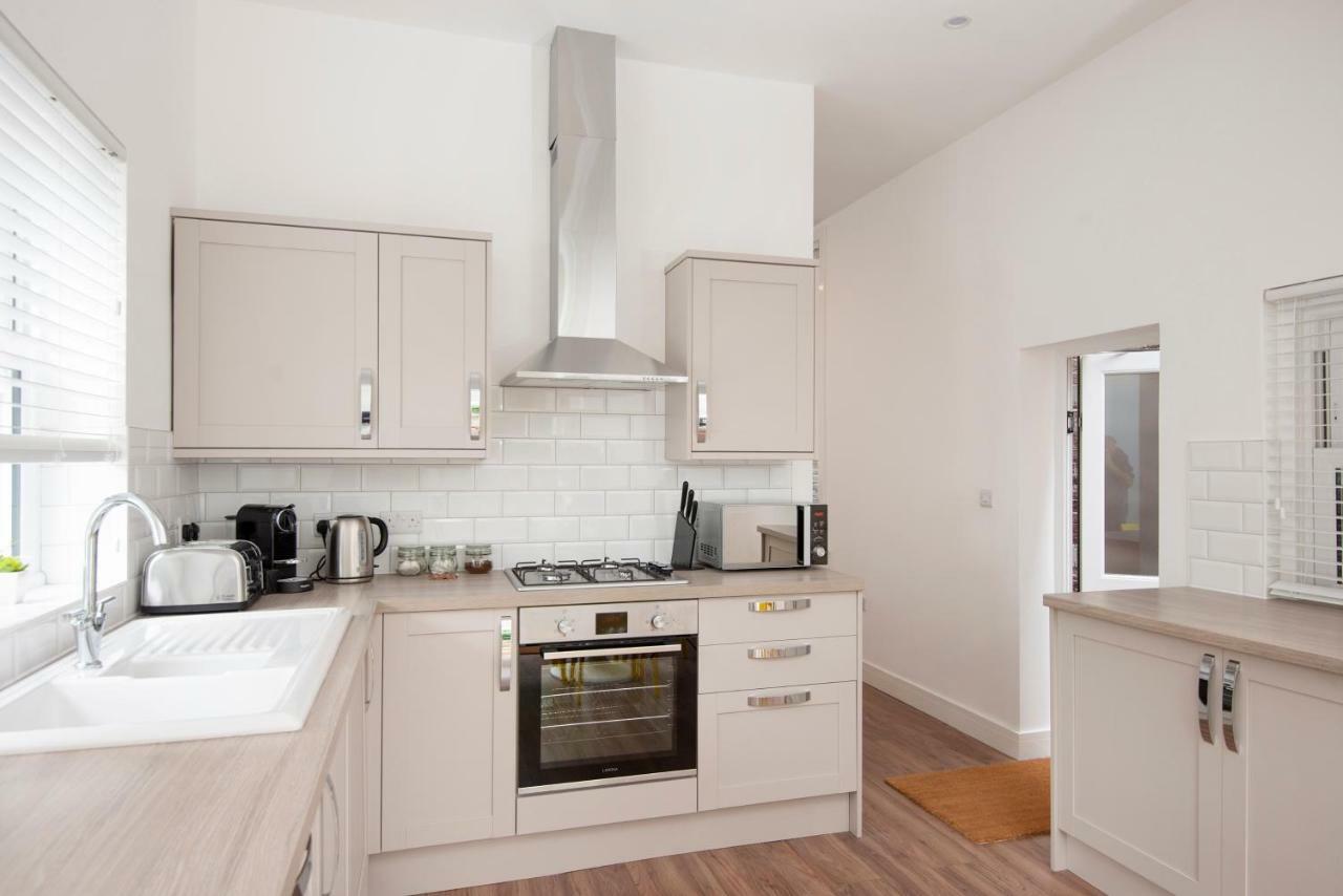 Flat B - Ground Floor, 2 Bedroom, 2 Bathroom With Garden In Southsea, *