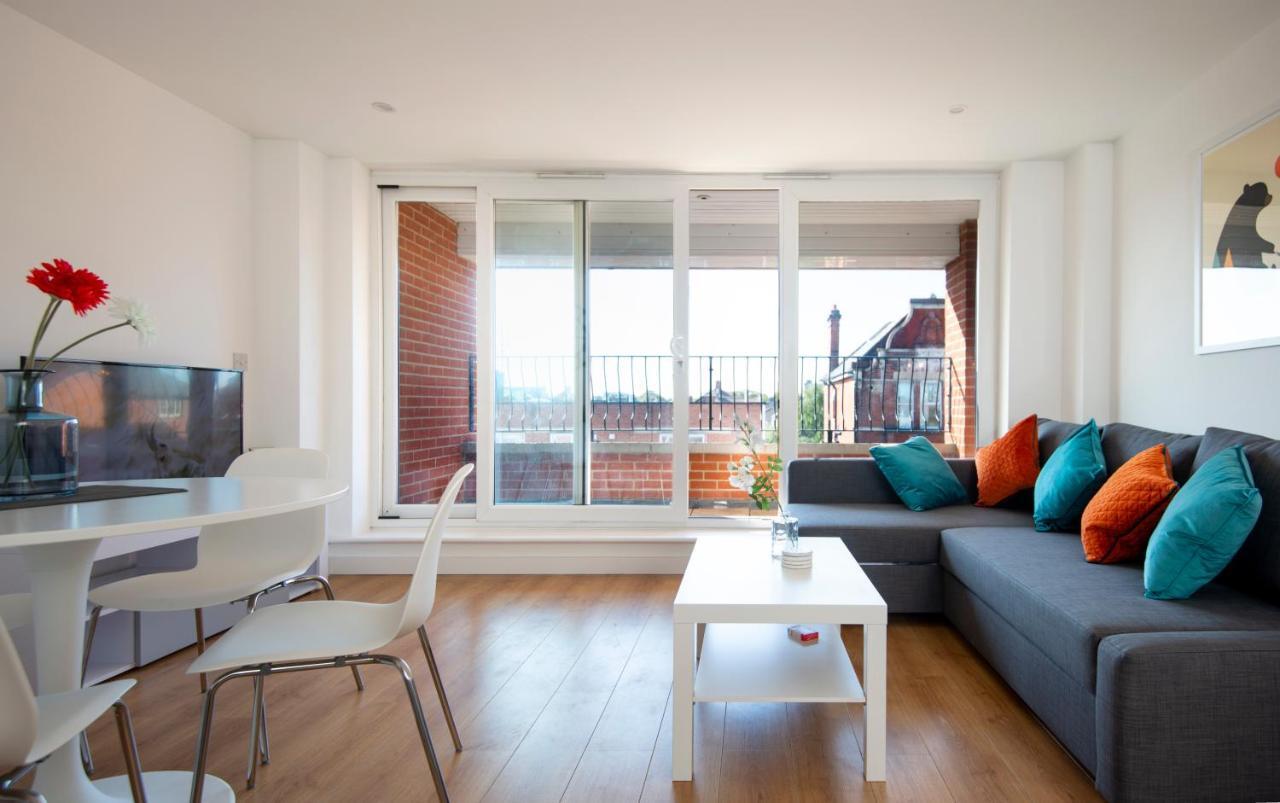 Elm View - 2 Bedroom 2 Bathroom With Parking In Southsea,