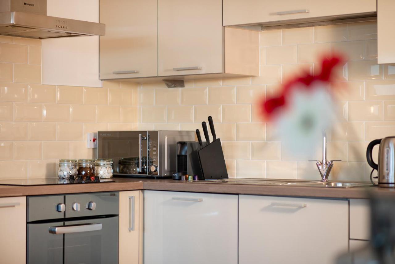 Elm View - 2 Bedroom 2 Bathroom With Parking In Southsea, *