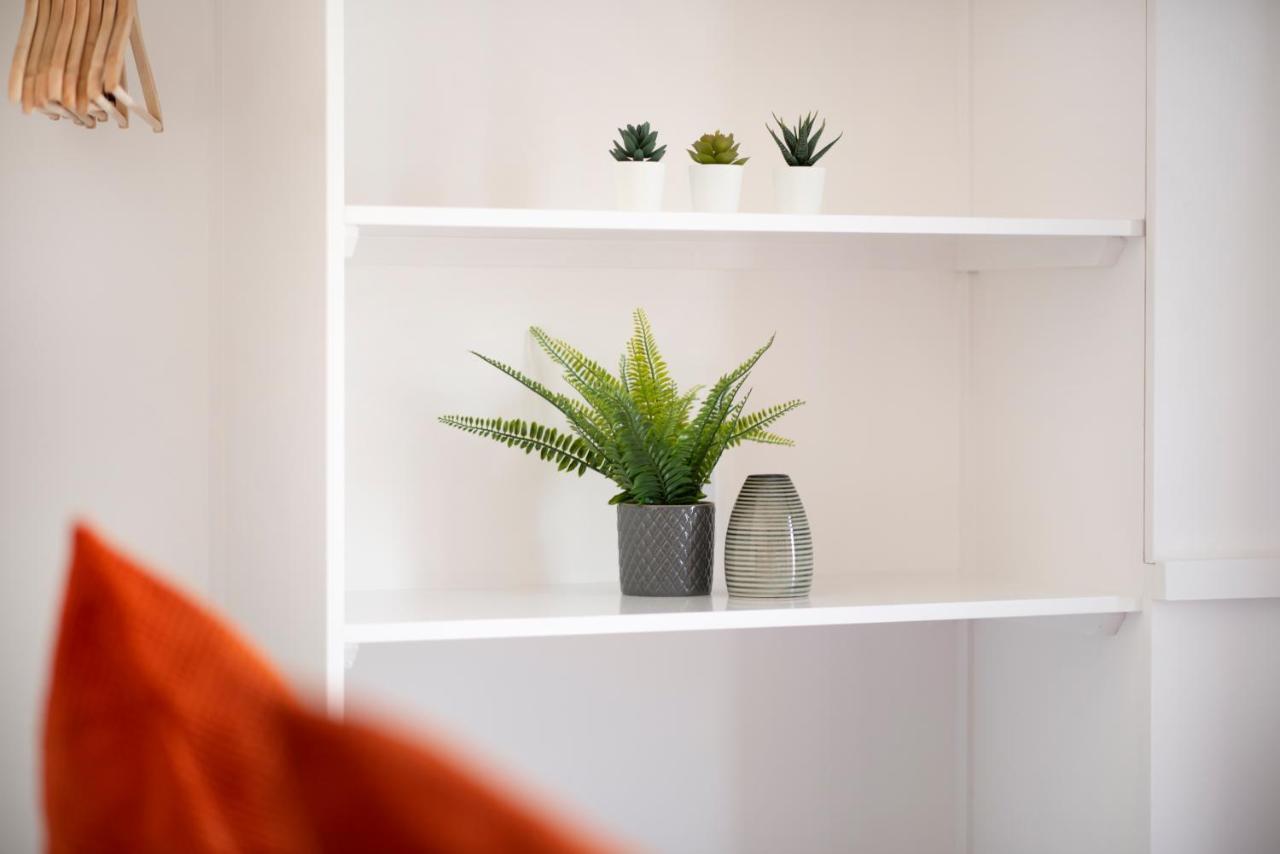 Elm View - 2 Bedroom 2 Bathroom With Parking In Southsea, Apartment *
