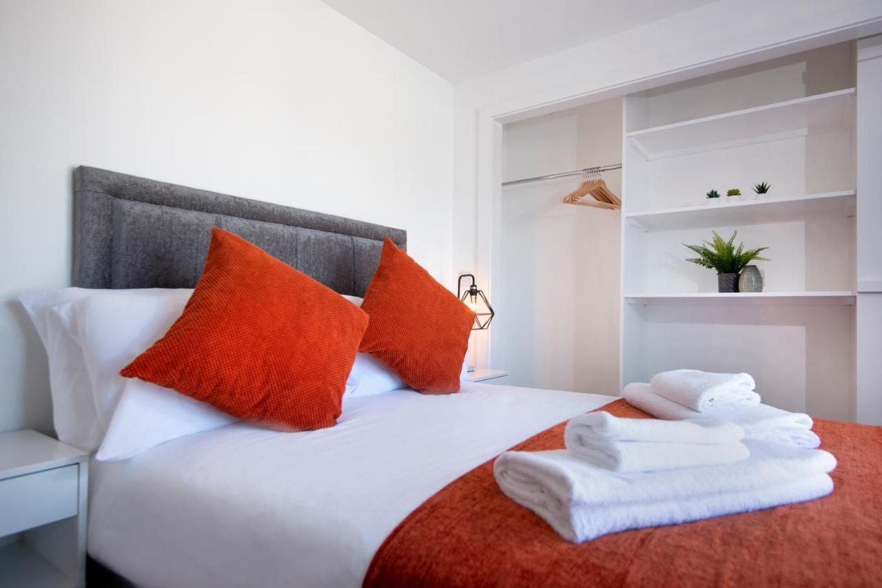 Elm View - 2 Bedroom 2 Bathroom With Parking In Southsea, Apartment *