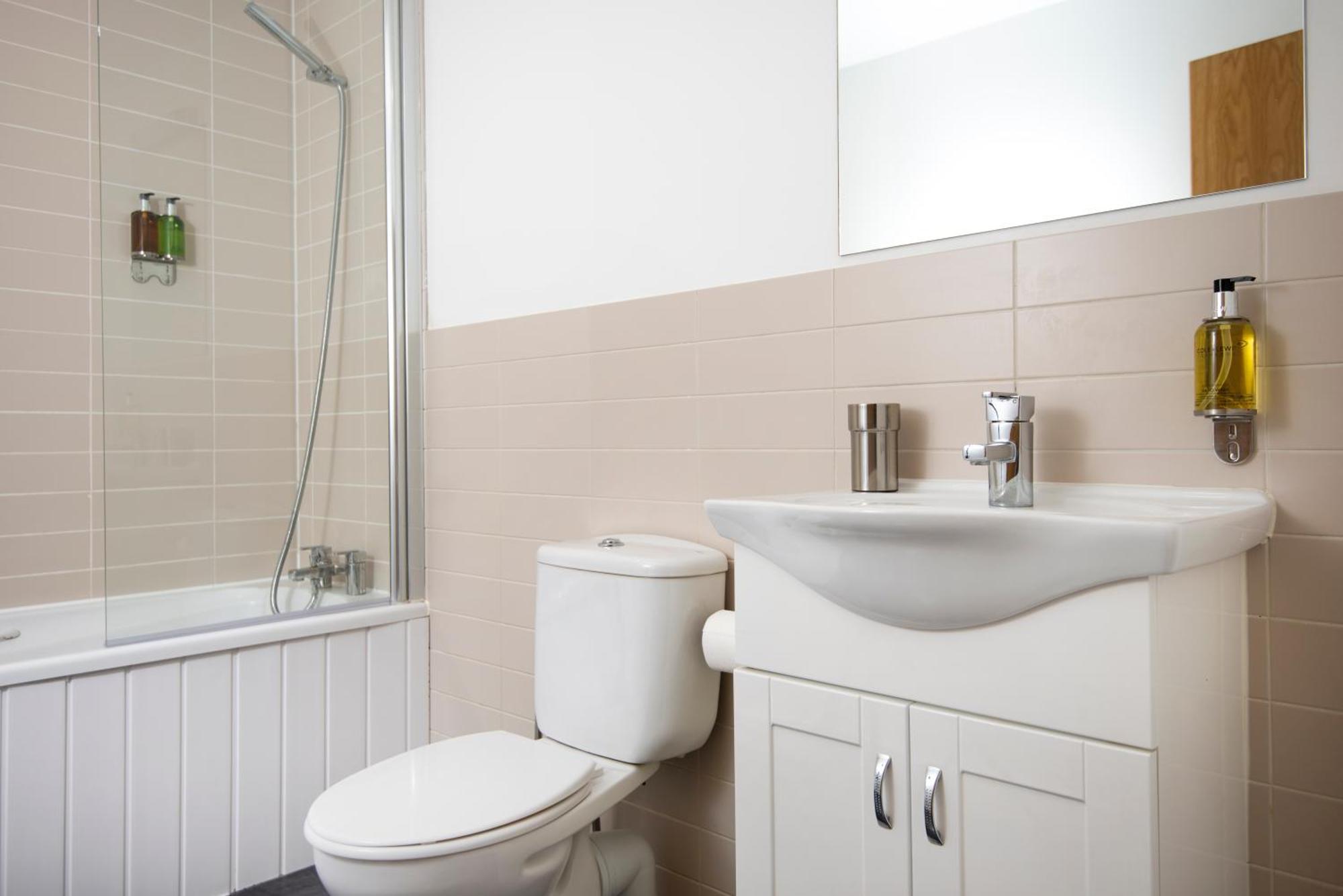 Apartment Elm View - 2 Bedroom 2 Bathroom With Parking In Southsea, *