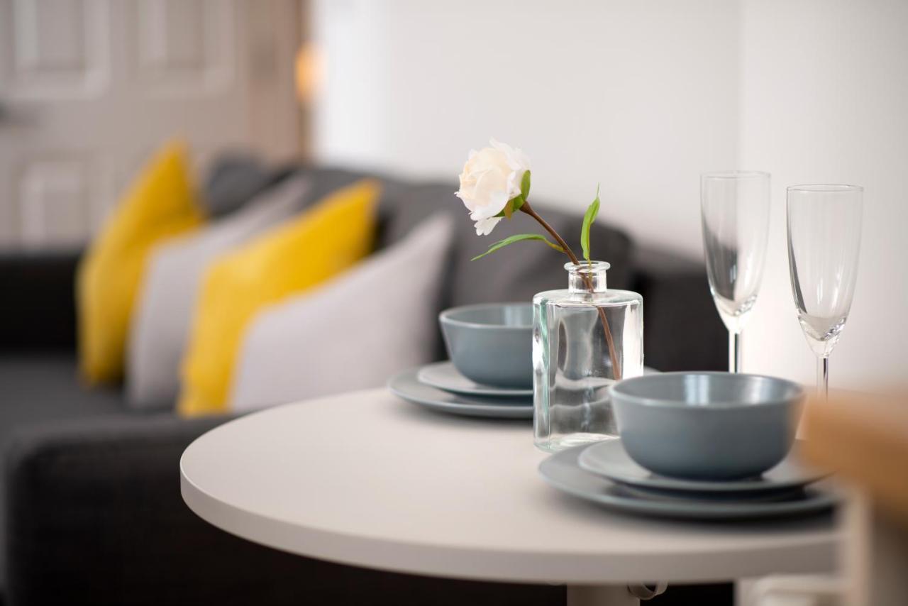 Francis Hollow - Modern 2 Double Bedroom Garden In Southsea, Apartment *