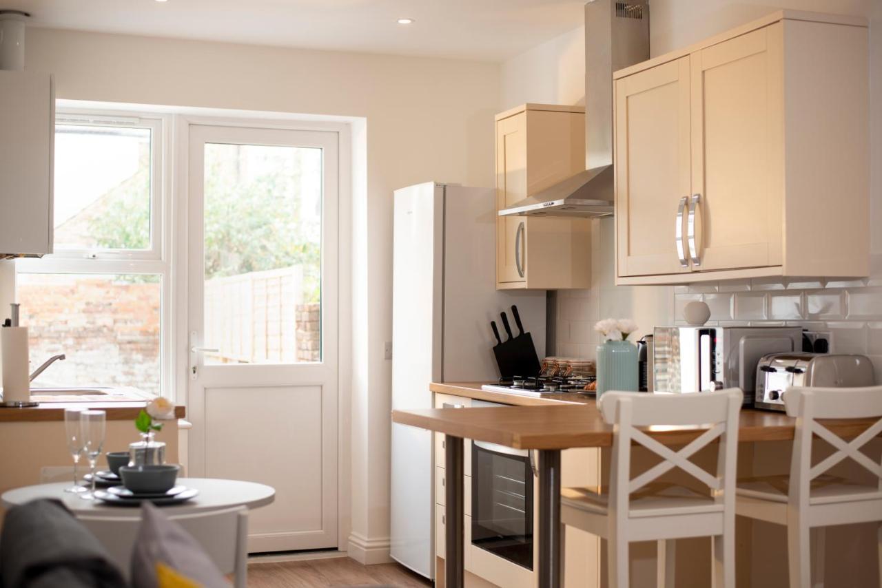 Francis Hollow - Modern 2 Double Bedroom Garden In Southsea, Apartment Portsmouth